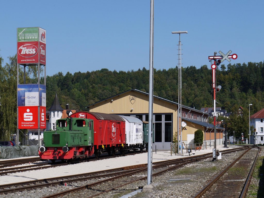 Blick auf das Gelnde des Vereins Schwbische Alb-Bahn (SAB) / Bahnhof Mnsingen mit dem neuen Lokschuppen; 21.09.2011
