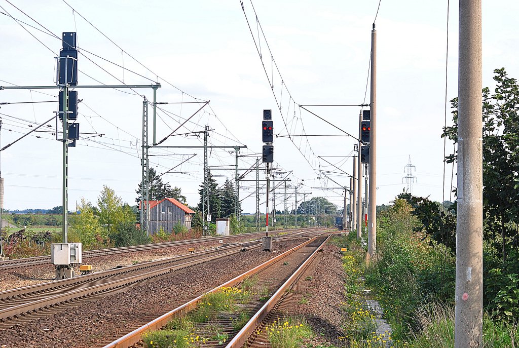 Blick auf die Gleisanlagen mit Signalen in Lehrte. (Gesicherte Stelle an ein Bahnbergang). Foto vom 30.09.10.