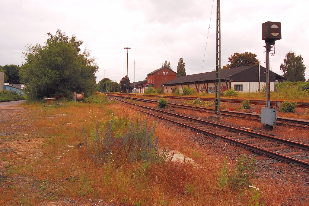 Blick auf die Gleise und das Stationsgebude des Bahnhof Mnchengladbach Rheindahlen. Im Vordergrund steht ein Gleissperrsignal. 20.6.2010