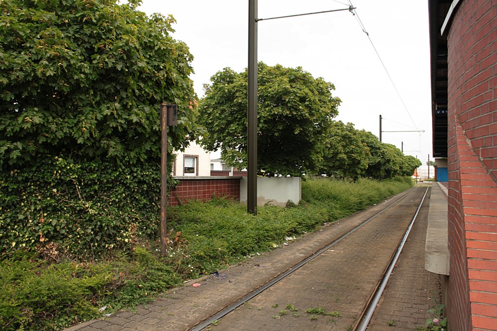Blick auf die Gleise der Umsteigeanlage Empelde von einen gesichtern berweg, am 07.06.2011.