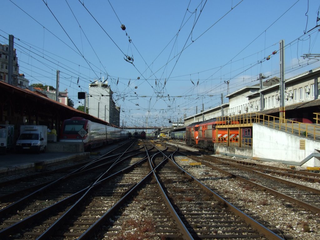 Blick auf das Gleisvorfeld von  Lisboa Santa Apolonia .
Links steht ein  Alfa Pendular , der ICE Portugals.
Rechts stehen zwei 2X00. Mittig, im HIntergrund, stehen die Zge und Wagen im Abstellbereich.
Lissabon, der 27.5.2010