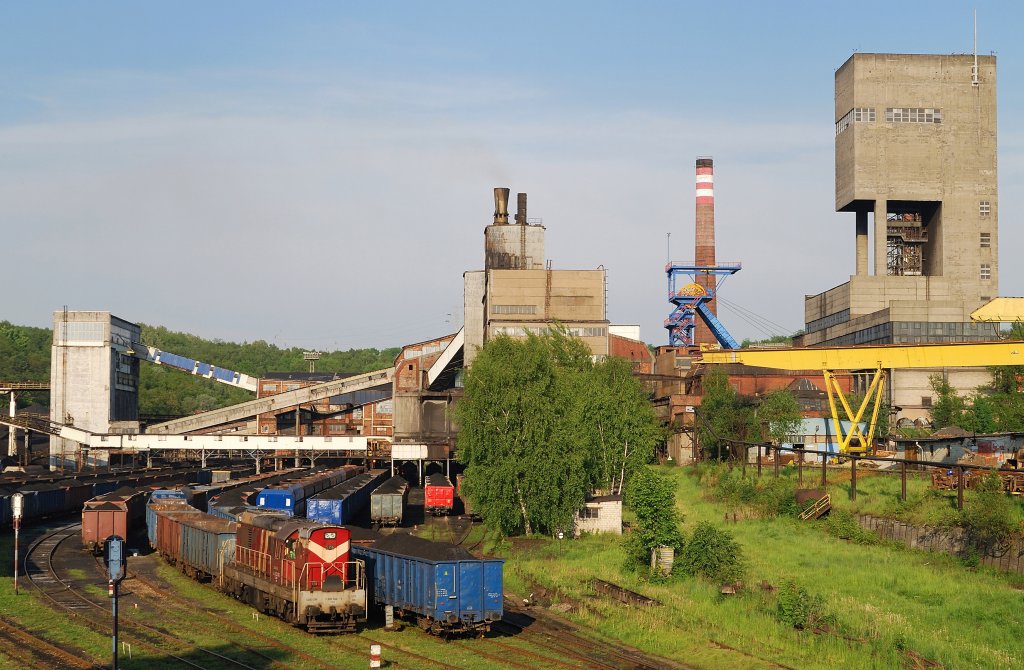 Blick auf die Grube  ANNA  in Pszow. Mit Rangieraufgaben beschftigt ist:  S200 296 der DB SRP (19.05.2011)