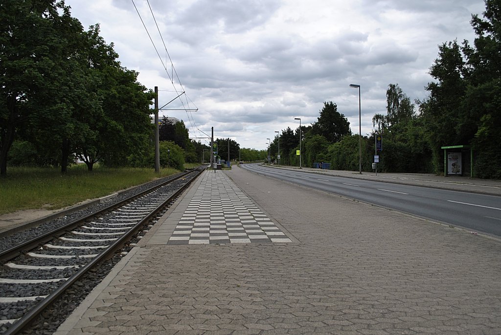 Blick auf die Halltestelle  Laatzen  der Stadtbahn Hannover in Richtung Rehten am 13.06.2011.