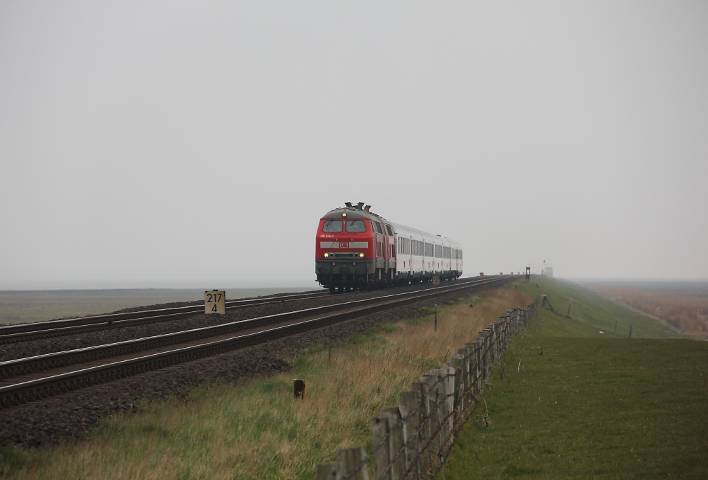 Blick auf den Hindenburg-Damm. Erst hrt man sie, dann sieht man sie: 218 319-2 und 218 XXX mit IC von Westerland Richtung Hamburg. Aufgenommen am 09.04.2012. 