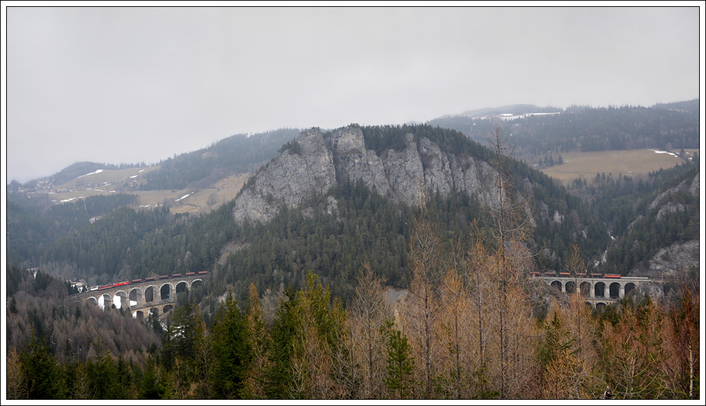 Blick auf Kalte Rinne, Polleros Wand und Krauselklause Viadukt am 3.3.2012. Herrlich wird diese Szenerie dann bei Sonnenschein, dann sieht man im Hintergrund auch noch die RAX. In der Theorie wre so eine Zuglnge sogar mglich. Kalte Rinne 184 Meter, Polleros Tunnel 337 Meter und  Krauselklause 87 Meter bei einer maximalen Zuglnge von 700 Meter in sterreich. In dem Fall war das nicht der Fall, daher besteht die Aufnahme aus zwei Bildern, die aber den selben Zug zeigen. Wrde sich mit einer Vollformatkamera bei 24 mm aber auch so ausgehen.