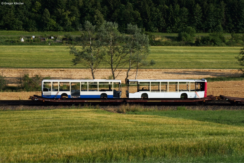 Blick auf den letzten Wagen des Gterzuges, beladen mit zwei Buskarosserien. Aufgenommen am 16.07.2013 bei Lonsee.