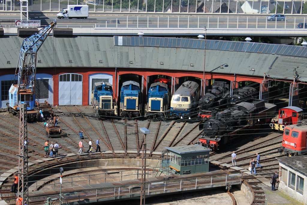 Blick auf das Lokschuppenfest des Sdwestflischen Eisenbahnmuseums am 18.8.2012 vom Parkdeck der City-Galerie Siegen. brigens der Mann in blau der zwischen Drehscheibe und 261er kniet und fotografiert ist Armin Schwarz.