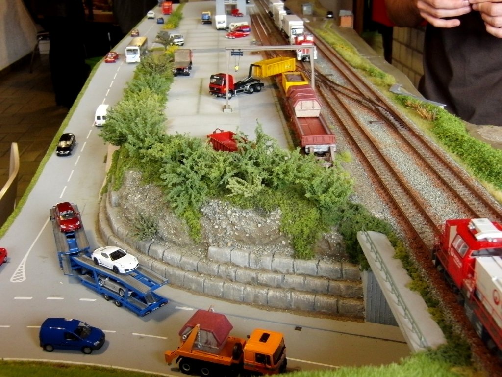 Blick auf Modul 1 mit außer Betrieb gesetztem Portalkran und Abfallcontainerverladung sowie Modul 2. Modellbahntage Markdorf, Oktober 2010