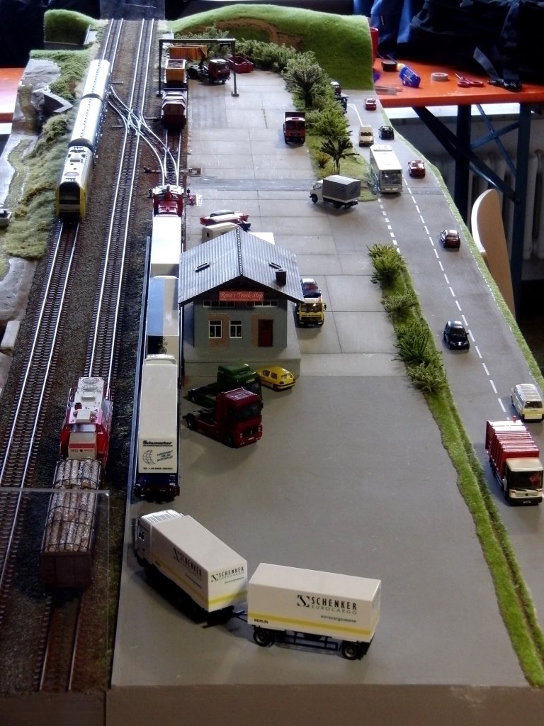 Blick auf Modul 2 und 1 mit RoLa-Verladung und Rosie`s Truck Stop. Modellbahntage Markdorf, Oktober 2010