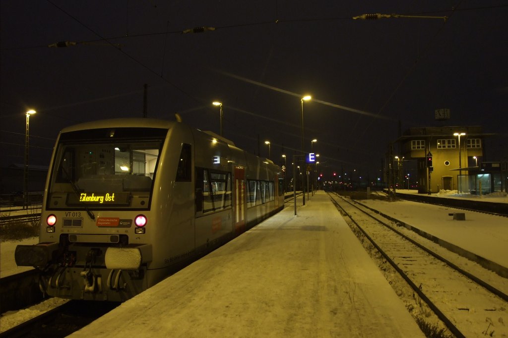 Blick auf die MRB88301 auf Gleis 10a im Auenbereich und ein ehemaliges Stellwerk im Hbf Leipzig.
Leipzig, der 1.1.2010