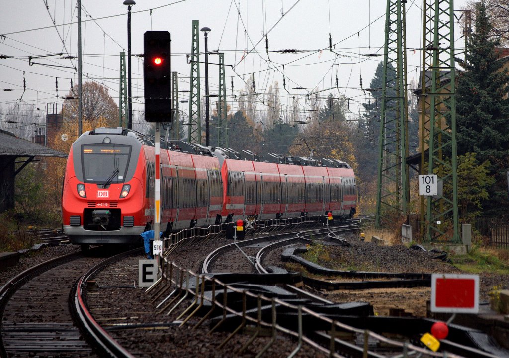 Blick auf das nrdliche Gleisvorfeld  von Coswig (Dresden)am 11.11.2012 gegen 11:39 Uhr bei novembertypischem Regen. 442 811 fhrend, 442 115 nachlaufend als RE Saxonia  beschleunigen nach Planhalt gerade , Richtung  Leipzig.