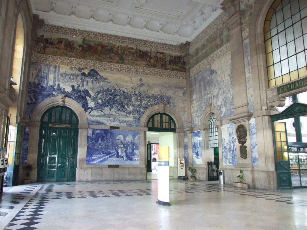 Blick auf die Nordwand des Bahnhofes  Sao Bento  zu Porto, verziert mit den blauen Kacheln,  Azulejos  genannt. Rechts sieht man eine der Eingangsportale zu den Gleisen.
Porto, der 21.5.2010