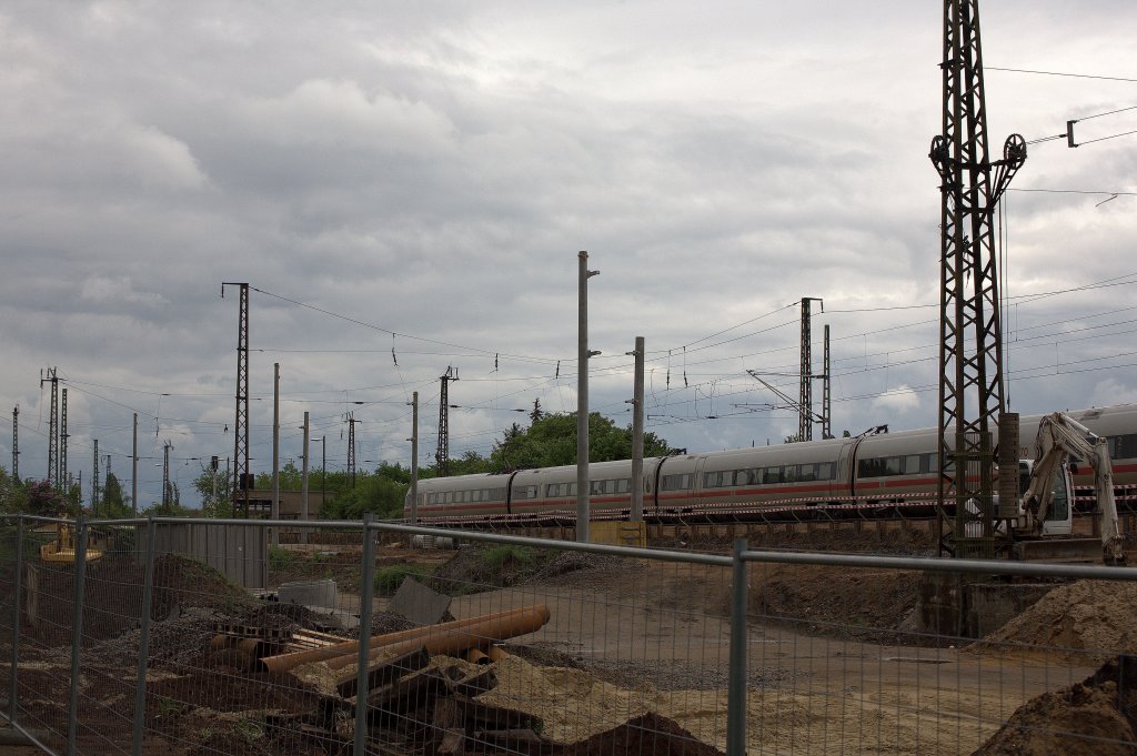 Blick auf das nordwestliche Bahnhofsvorfeld von Radebeul West ,auch hier sind die Bauarbeiten fr die Neutrassierung der S-Bahn Dresden - Meien zu erkennen. Um 14:47 passiert gerade ein ICE den Baustellenbereich. 18.05.2013