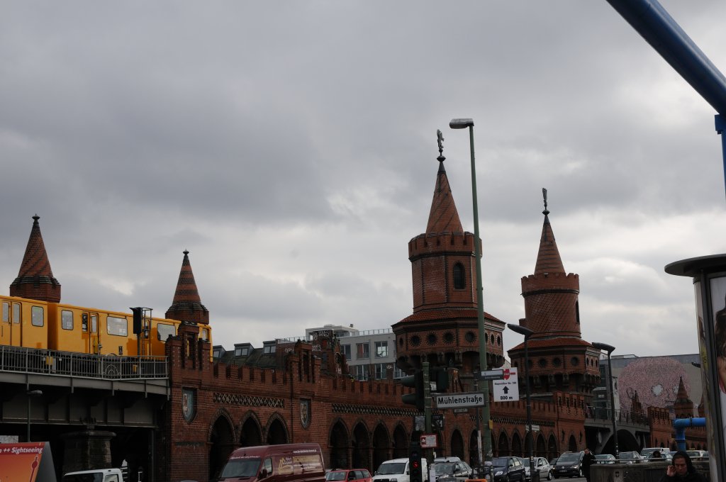 Blick auf die Oberbaumbrcke mit U-Bahn der Linie 1, aufgenommen am 02.04.2012