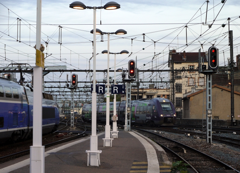Blick auf die stliche Ausfahrt des Bahnhofs Lyon-Perrache, mit einem TGV Duplex und einem Diesel-Nahverkehrszug. 6.9.2011