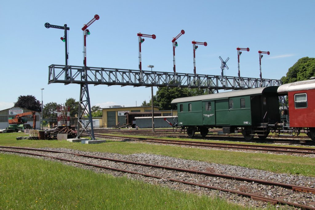 Blick auf die restaurierte historische Signalbrcke(ex.Bahnhof 
Romanshorn 1913)Sie wurde 2003 beim Bhf.Romanshorn demontiert(zum Glck 
nicht verschrottet)und in diesem Jahr im Locorama wieder aufgebaut.Es 
ist in der Schweiz die einzige erhaltene Signalbrcke dieser Bauart.
Romanshorn 16.06.13 