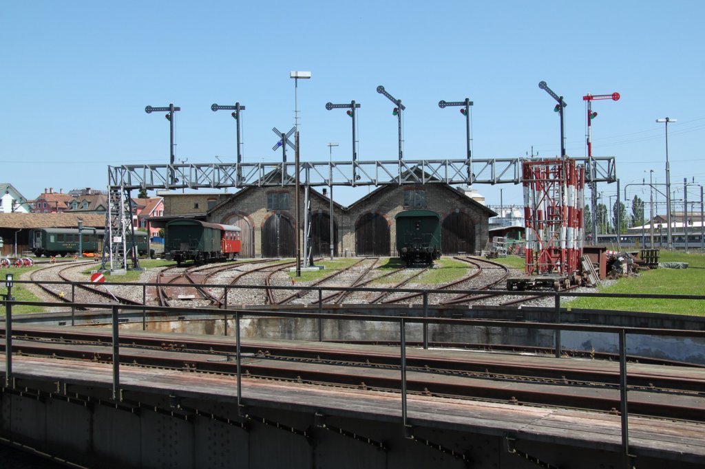 Blick auf die restaurierte histor.Signalbrcke(ex.Bahnhof Romanshorn 1913)Sie 
wurde 2003 beim Bhf.Romanshorn demontiert(zum Glck nicht verschrottet)
und in diesem Jahr im Locorama wieder aufgebaut.Im Vordergrund die Drehscheibe.Romanshorn 16.06.13 