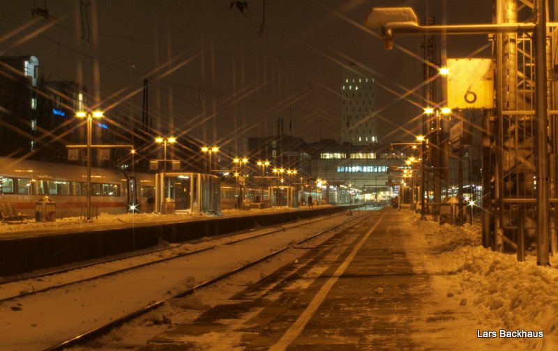 Blick auf den sehr leeren Bahnhof von Hamburg-Altona am Abend des 15.01.10. Doch der Schein trgt, denn gleich wird der nchste ICE aus dem Sden den Bahnhof erreichen und dann geht das Gedrngel wieder von vorne los.