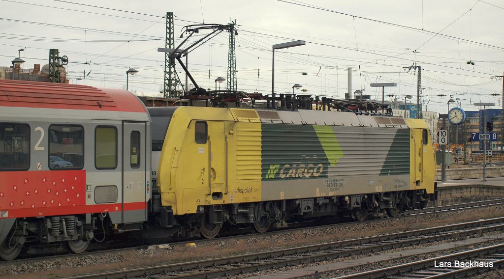 Blick auf die Seite der ES 64 F4-088, die am 21.03.10 mit EC 87 Mnchen Hbf - Verona Porta Nuova in Mnchen-Ost einen kurzen Zwischenhalt einlegt.