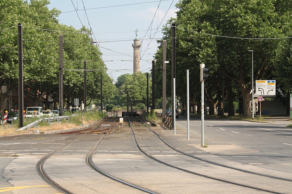 Blick auf die Stadtbahnrampe in der Gustav-Bratke-Allee der Stadtbahnlinie 9. Im Nachsternverkehr frht hier auch die Linie 7 und 10 in den Tunnel. Foto vom 07.06.2011 in Hannover.