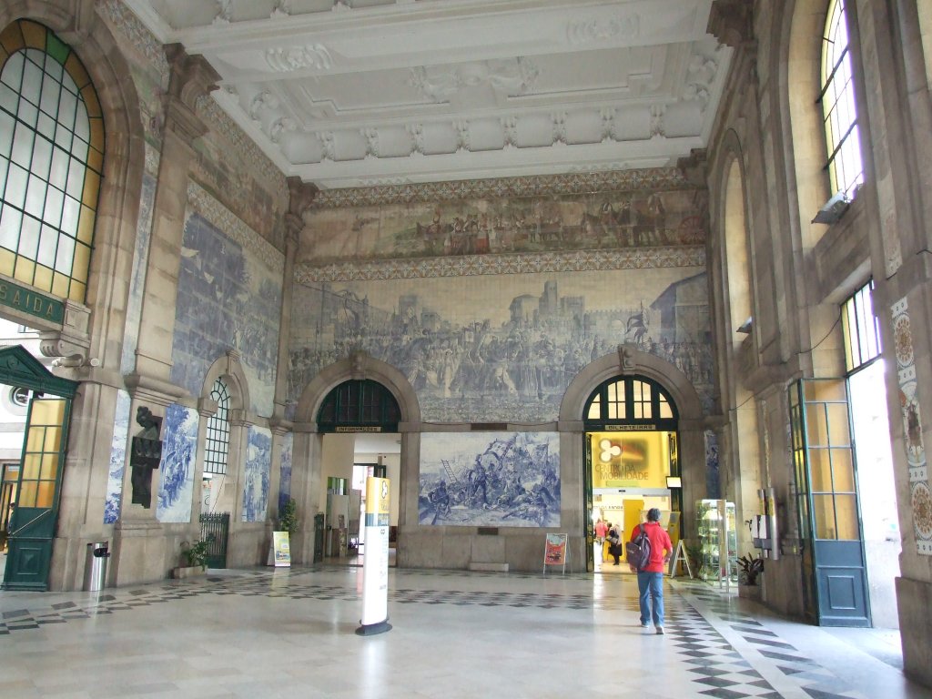 Blick auf die S�dseite des Bahnhofes  Sao Bento  zu Porto. Links im Bild sind die Zug�nge zu den Gleisen, gerade zu ein Ausgang und eine Metro-Service-Station und rechts gehts auch raus. Die besonderen blauen Kacheln nennt man  Azulenjos .
Porto, der 21.5.2010
