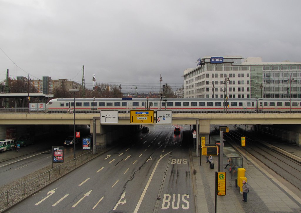 Blick auf die Sdseite vom Dresdner Hauptbahnhof und den IC 2245 aus Dsseldorf Hbf am 05.01.2013.
