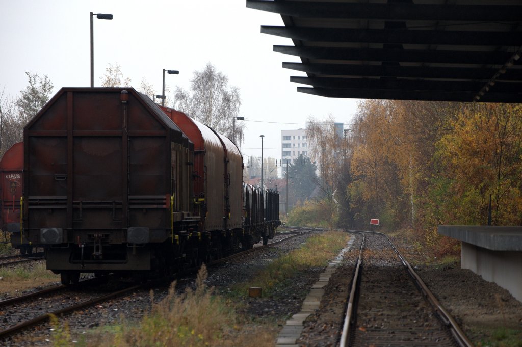 Blick auf das �berdachte Ladegleis der Ellerhold AG, welches nur noch �ber die Gleise der ThyssenKrupp Schulte Stahlhandel erreicht werden kann.
Die direkte verbindung zum Bahnhof Coswig (Dresden) ist durch Sh 2 gesperrt.
11.11.2012  gegen 11:04 Uhr im Novemberregen. 