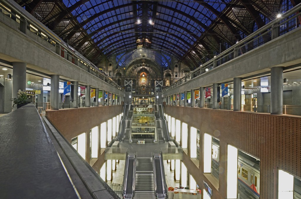 Blick auf die verschiedenen Niveaus unter das schne Hallendach, 30.04.2012. Der Bahnhof hat 14 Gleise, davon 6 Kopfgleise im Obergeschoss (Ebene +1), 4 Kopfgleise im ersten Untergeschoss (Ebene -1) und 4 Durchfahrtsgleise im zweiten Untergeschoss (Ebene -2).