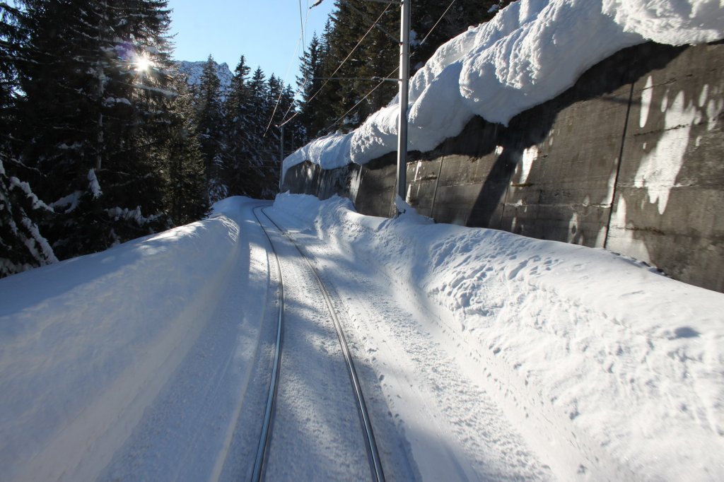 Blick auf die verschneite Strecke zwischen Arosa und Litzirti aus dem letzten Wagen des Regio nach Chur.12.01.12

