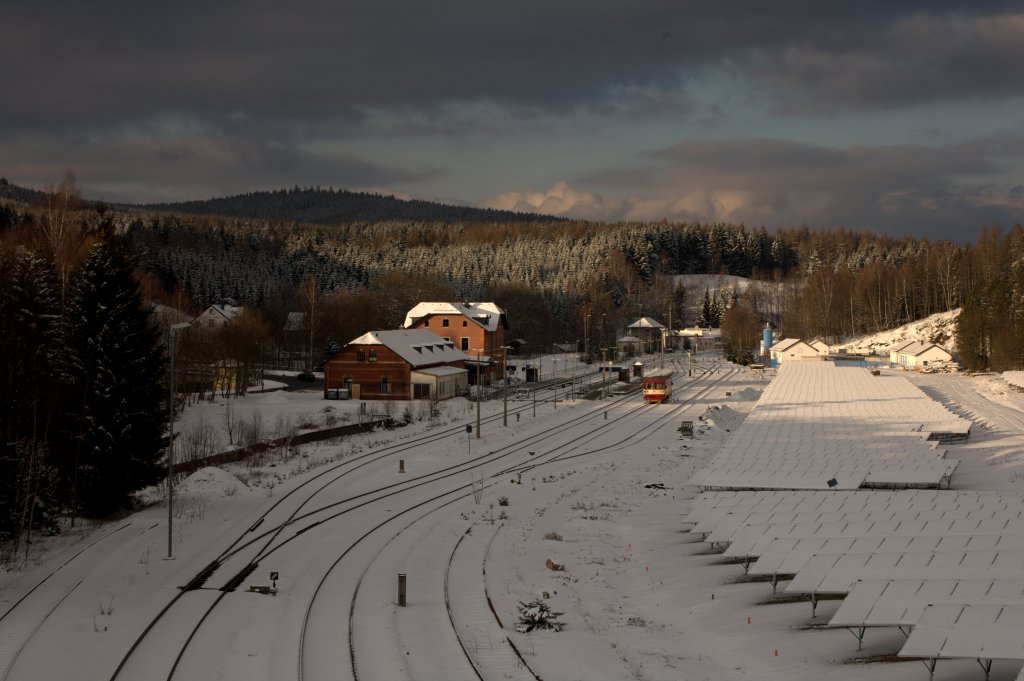 Blick auf den verwaisten winterlichen Bahnhof Joahnngeorgenstadt am  13.01.13  14:46 Uhr, nachdem die Triebwagen nach Zwickau und Karlsbad abgefahren sind wartet nur noch ein TW der Baureihe 810 der CD. 