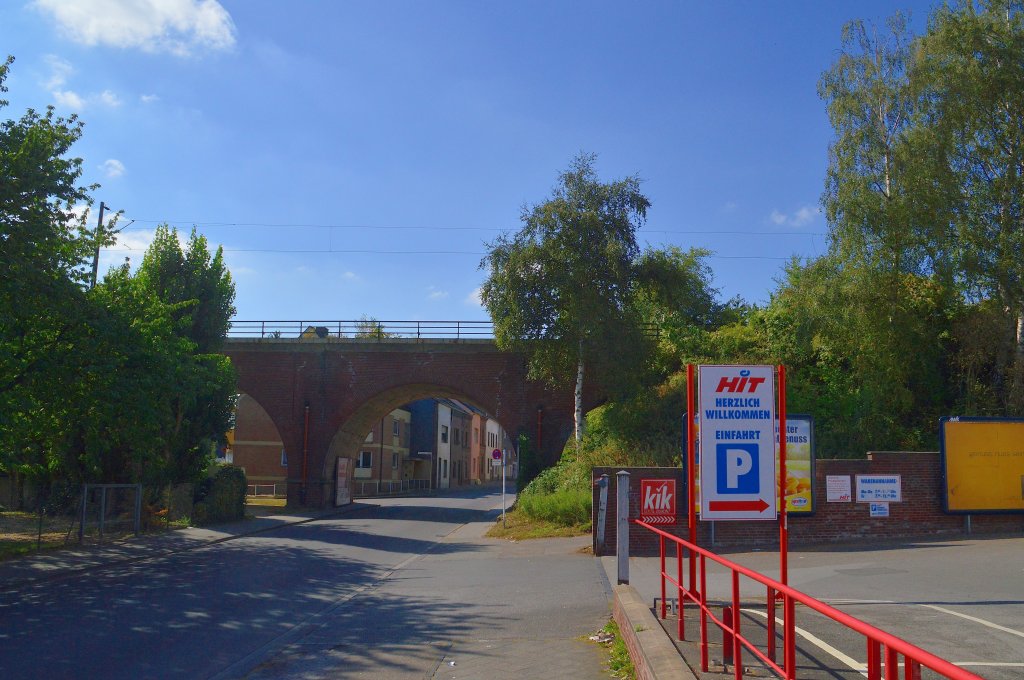 Blick auf den Viadukt ber die Steinsstrae in Mnchengladbach Geistenbeck.....hier berquert die Eisenbahn aus einem Einschnitt kommend die Steinsstrae eingleisig, um dann auf einem Damm mit zwei weiteren Brcken bis zum Bahnhof Odenkirchen zukommen....von wo aus die Kbs 465 wieder zweigleisig in Richtung Kln fhrt. Sonntag 16.9.2012