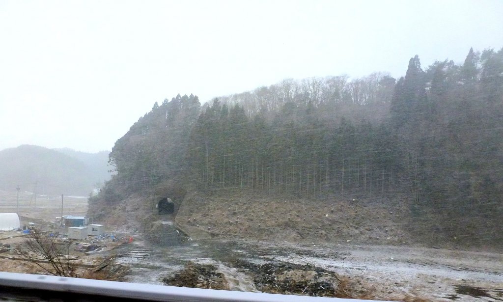 Blick auf die zerstörte Kesennuma-Linie aus dem Bahnersatz-Bus: Auch von den Dörfern in diesem Tal nördlich von Shizuhama ist nichts mehr übrig geblieben. Gespenstisch führt der Bahntunnel ins Nichts. 15.Februar 2013. 