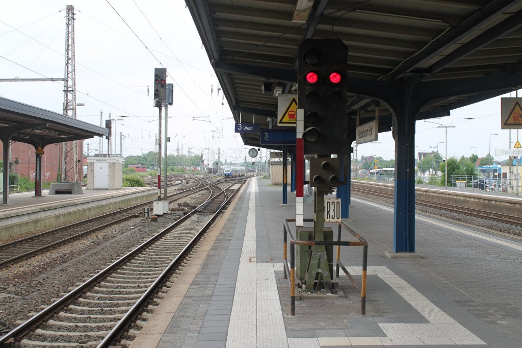 Blick auf zwei Signale im Paderborner Bahnhof am 9.6.13