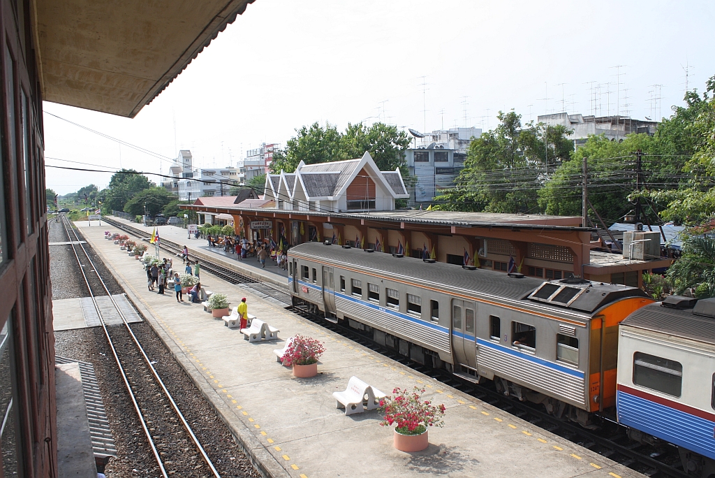 Blick vom aufgelassenen Stellwerk des Bf. Nakhon Pathom auf das Aufnahmsgeb�ude und den davor stehenden NKF 1247 als letztes Fahrzeug des Excursionstrain 911 nach Suan Son Pradiphat am 03.Juni 2012.