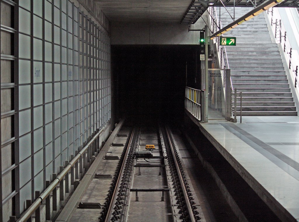 Blick aus dem Frontfenster eines vollautomatischen, d.h. fhrerlosen U-Bahn-Zuges der Nrnberger U-Bahn-Linie 2 nach Rthenbach. Station Nrnberg Flughafen / Airport. 4.9.010.