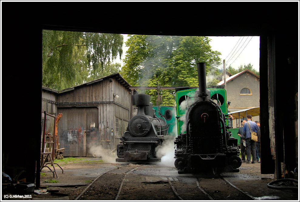 Blick aus dem leeren Schuppen des Industriemuseums Mladejov na Morave auf die beiden betriebsfhrigen Loks 1  Jednicka  und 5  Petka . Mladejov, 10.9.2011
Foto entstand whrend einer Fotoveranstaltung von Dietmar Kramer.
