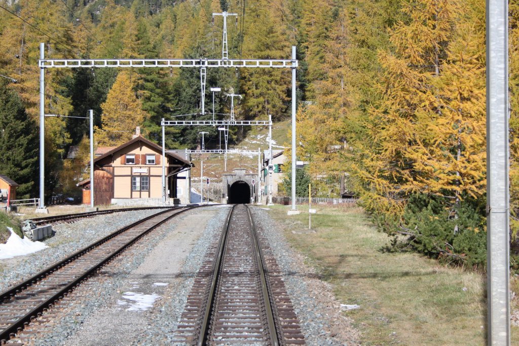 Blick aus dem letzten Wagen des Bernina Express.Im Bild das Sdportal des Albulatunnels (5866 m)Links die Station Spinas.Bald gibt es die Welterbestrecke der RhB Albula/Bernina auch bei Google Street View.12.10.11

