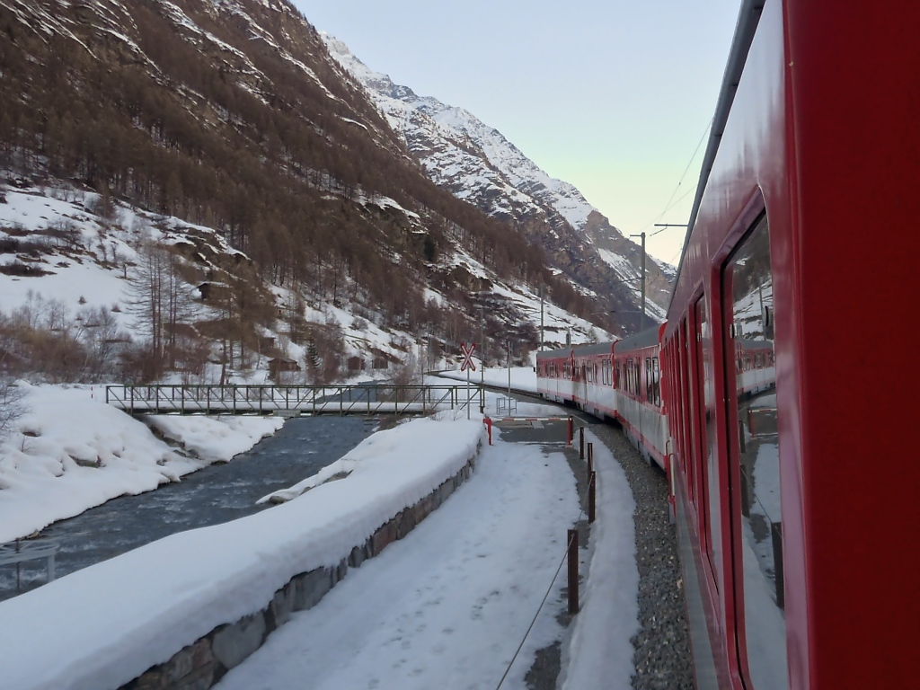 Blick aus dem Pendelzug  Visp  auf dem Weg entlang der Matter Vispa nach Tsch (15.3.2010). Der Zug hat hier die Zahnstrecke gerade hinter sich gelassen.