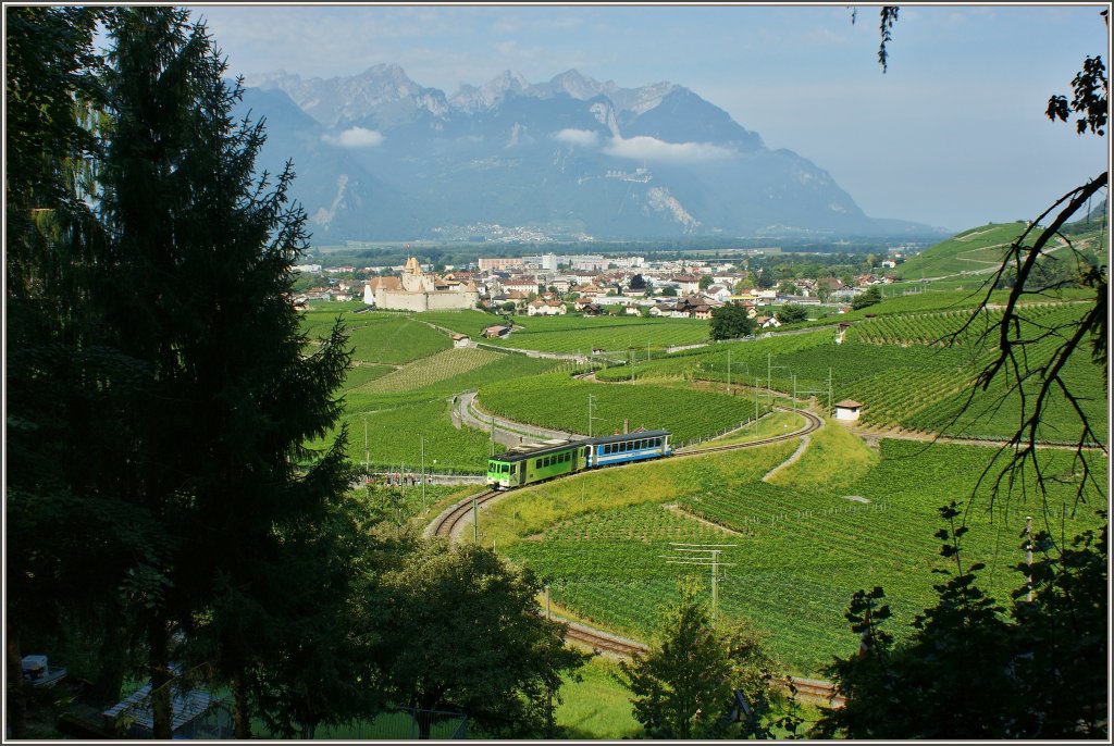 Blick aus dem Wald auf das Chteau d'Aigle und die Weinberge.
Der ASD-Zug 434 fhrt gerade bergwrts in Richtung Les Diablertes.
(25.08.2011)