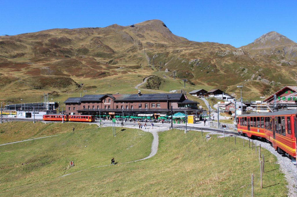 Blick aus einem talwrts fahrenden Zug auf die Kleine Scheidegg(2061 m..M.)
23.09.11