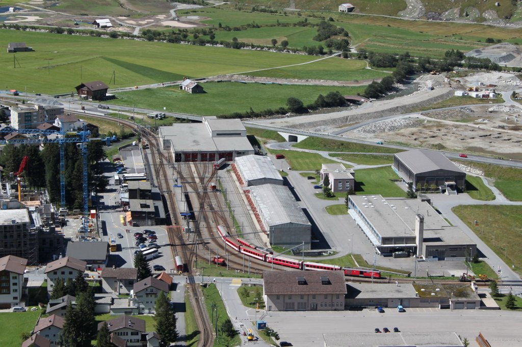 Blick aus einem Zug der MGB auf den Bahnhof Andermatt.28.08.11