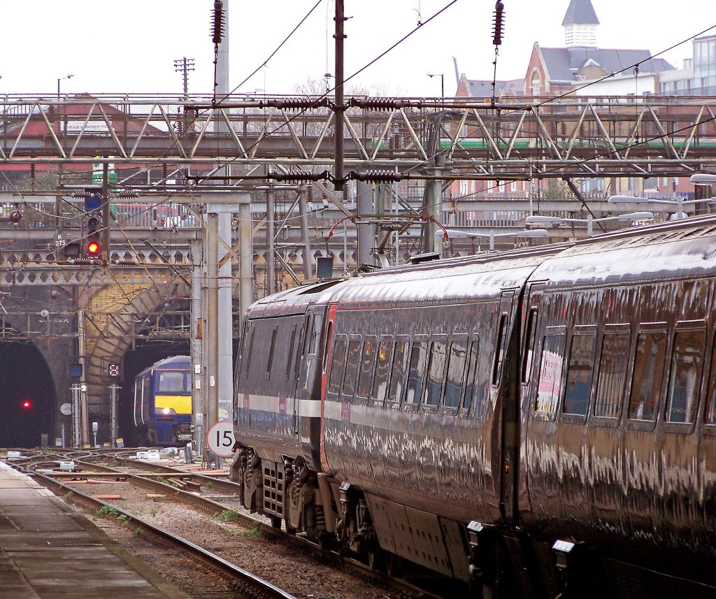 Blick aus der groen Bahnhofshalle, vorbei an einem Zug der Eastcoast Railways, 18.3.010.