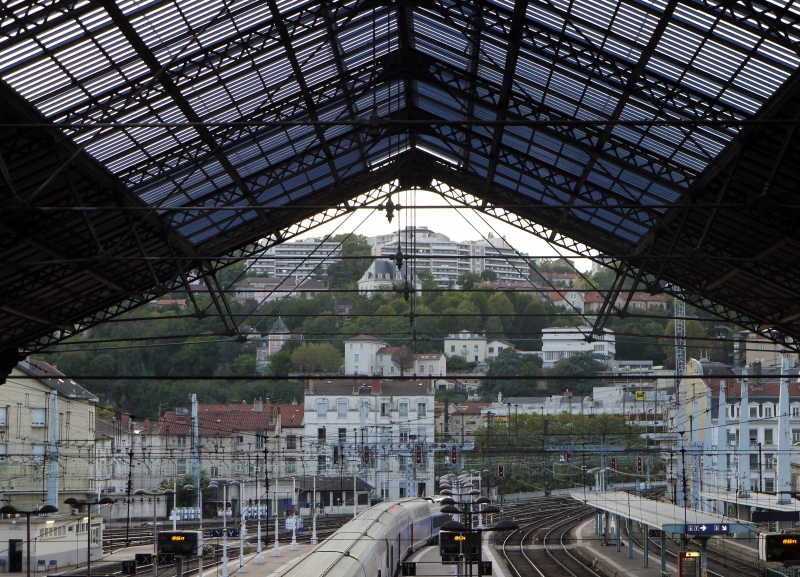 Blick aus der Halle des Bahnhofs Lyon-Perrache in Richtung Nordwesten. 6.9.2011