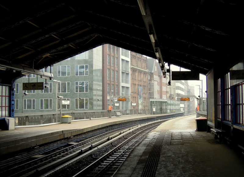 Blick aus der Hamburger U-Bahnstation  Rdingsmarkt  in Richtung Bahnhof  Baumwall , direkt am Hafen. 16.2.2012