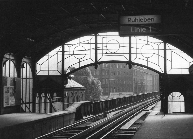 Blick aus der schnen Jugendstilhalle der Station Grlitzer Bahnhof. Den gleichnamigen Fernbahnhof gab es schon damals lngst nicht mehr. Archiv - Scan vom Papierabzug. August 1977