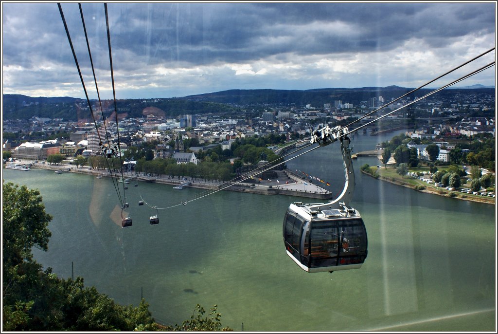 Blick aus einer Seilbahnkabine die uns von Burg Ehrenbreitstein wieder zurck ans Ufer des Rheins hinunter bringt.
(24.09.2012)