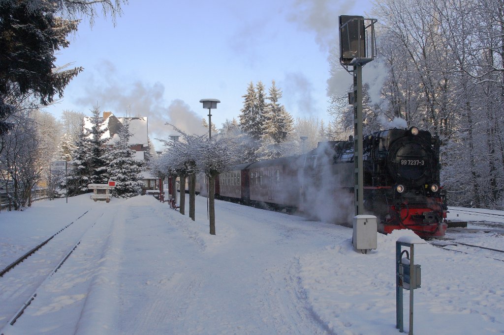 Blick in den Bahnhof Drei Annen Hohne am 25.01.2013. Auf Gleis 1 steht 99 7237 mit P8937 bereit zur Abfahrt in Richtung Brocken.