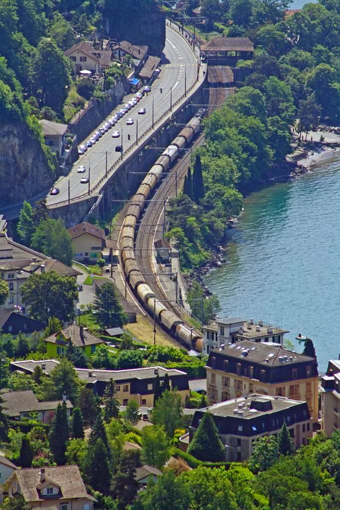 Blick vom Bahnhof Glion am 26.05.2012, hier schlngelt zwischen Vevex und Chillon sich ein Gterzug in Richtung Brig.