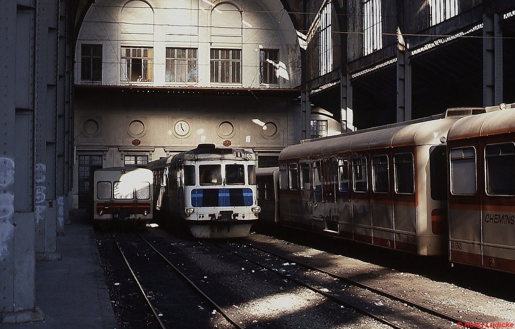 Blick in die Bahnhofshalle des Gare du Sud in Nice/Nizza, in der Mitte ein Renault-Triebwagen der Reihe ZZ (Mrz 1987)
