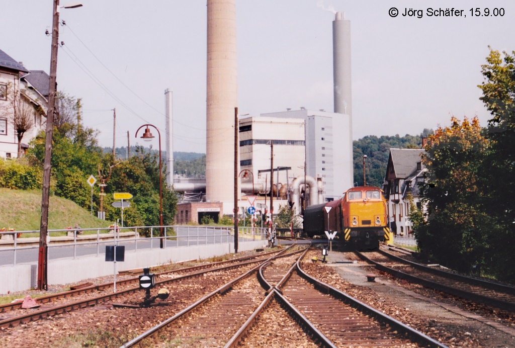 Blick vom Bahnsteig des Blankensteiner Bahnhofs nach Norden am 15.9.00: Aus dem Anschlussgleis des Zellstoffwerks zieht die Werkslok Gterwagen ber den Bahnbergang.